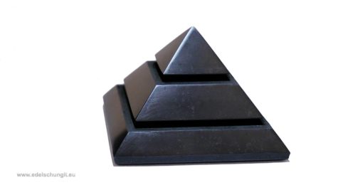 Schungit Sakkara Pyramide 5x5cm (poliert) Schungit Shop