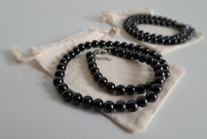 shungit halskette mit baumwoll-säckchen