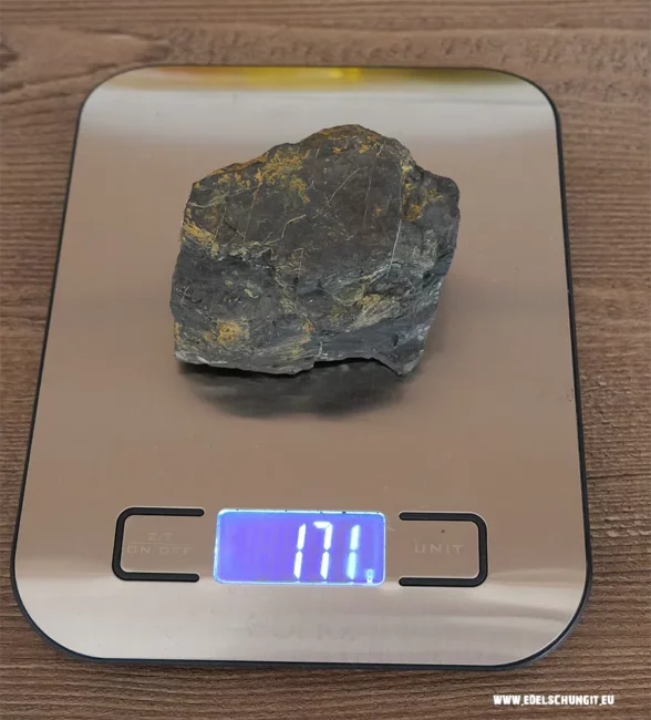 171g edelschungit rohstein mit waage