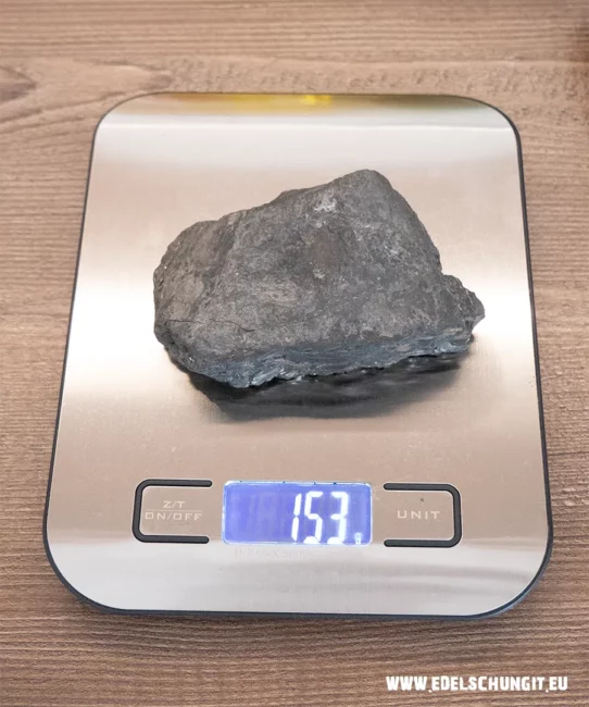 153g edelschungit rohstein mit waage