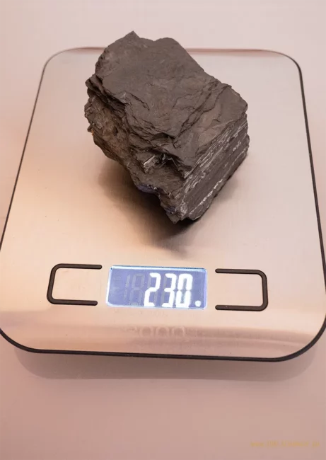 230g edelschungit rohstein mit waage