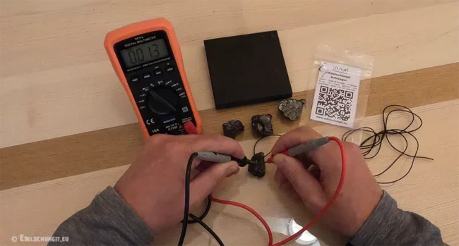 Edelschungit Widerstandsmessung mit Multimeter zur Echtheitsprüfung und energetischen Reinigung, von Edelschungit durch Andreas Krobath